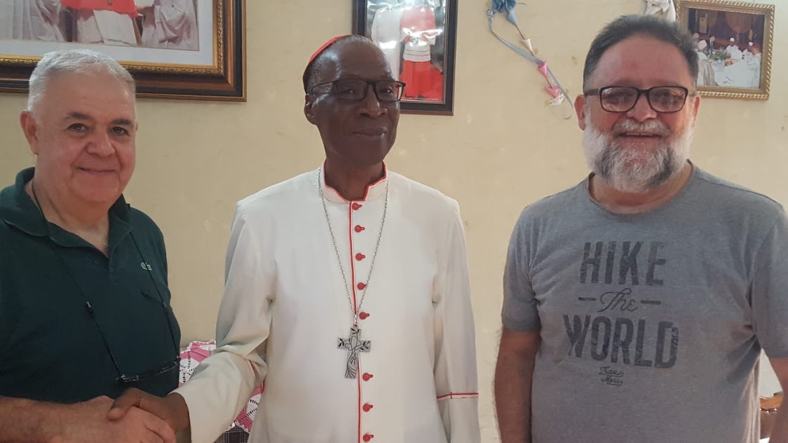da sx Piero Sunzini direttore generale TAMAT NGO S.E. cardinale Jean Zerbo Arcivescovo di Bamako e Simone Foresi capoprogetto AwArtMali