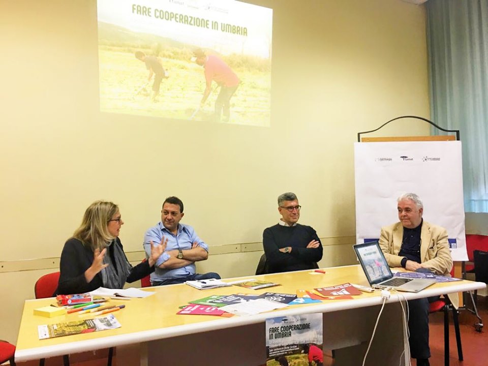 da sx Sviluppumbria con Marina Cecilia Sereni 3A Parco Tecnologico Agroalimentare dellUmbria con Stefano Briganti Cidis Onlus con Alessandro Brocatelli e Piero Sunzini direttore generale di Tamat NGO