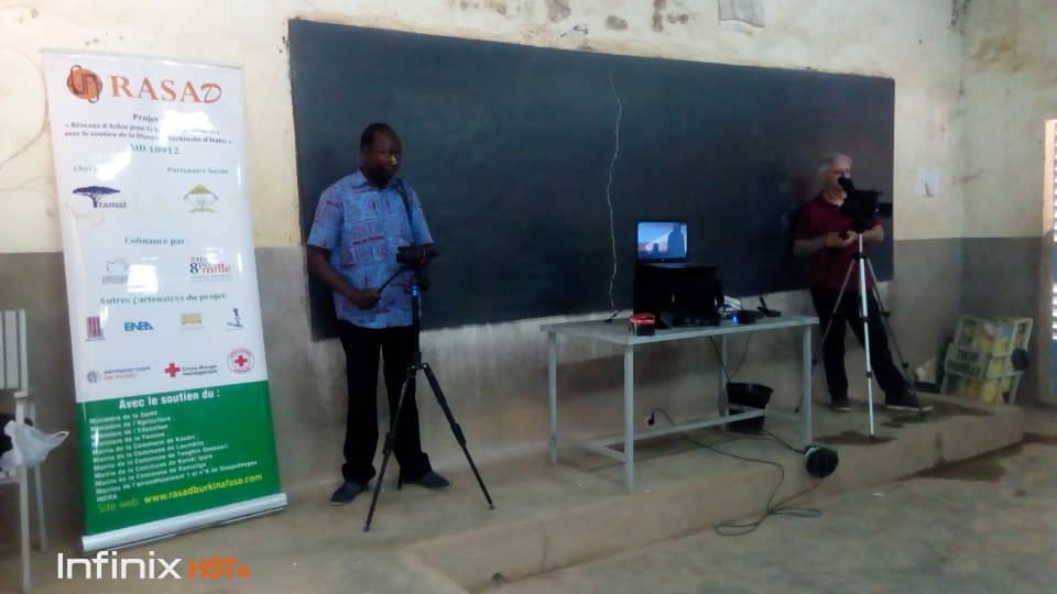 Florentin Tougouma staff RASAD e Maurizio Smidth Farneto Teatro durante le riprese nella scuola Tarwende Ouagadougou Burkina Faso 21.03. 2019