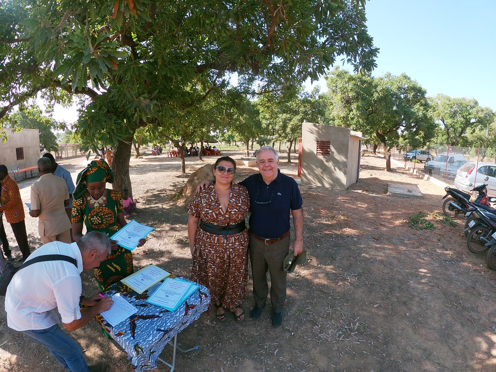 DEnisa Savulescu e Piero Sunzini 28112019 inaugurazione del centro avicolo agroecologico di Loumbina