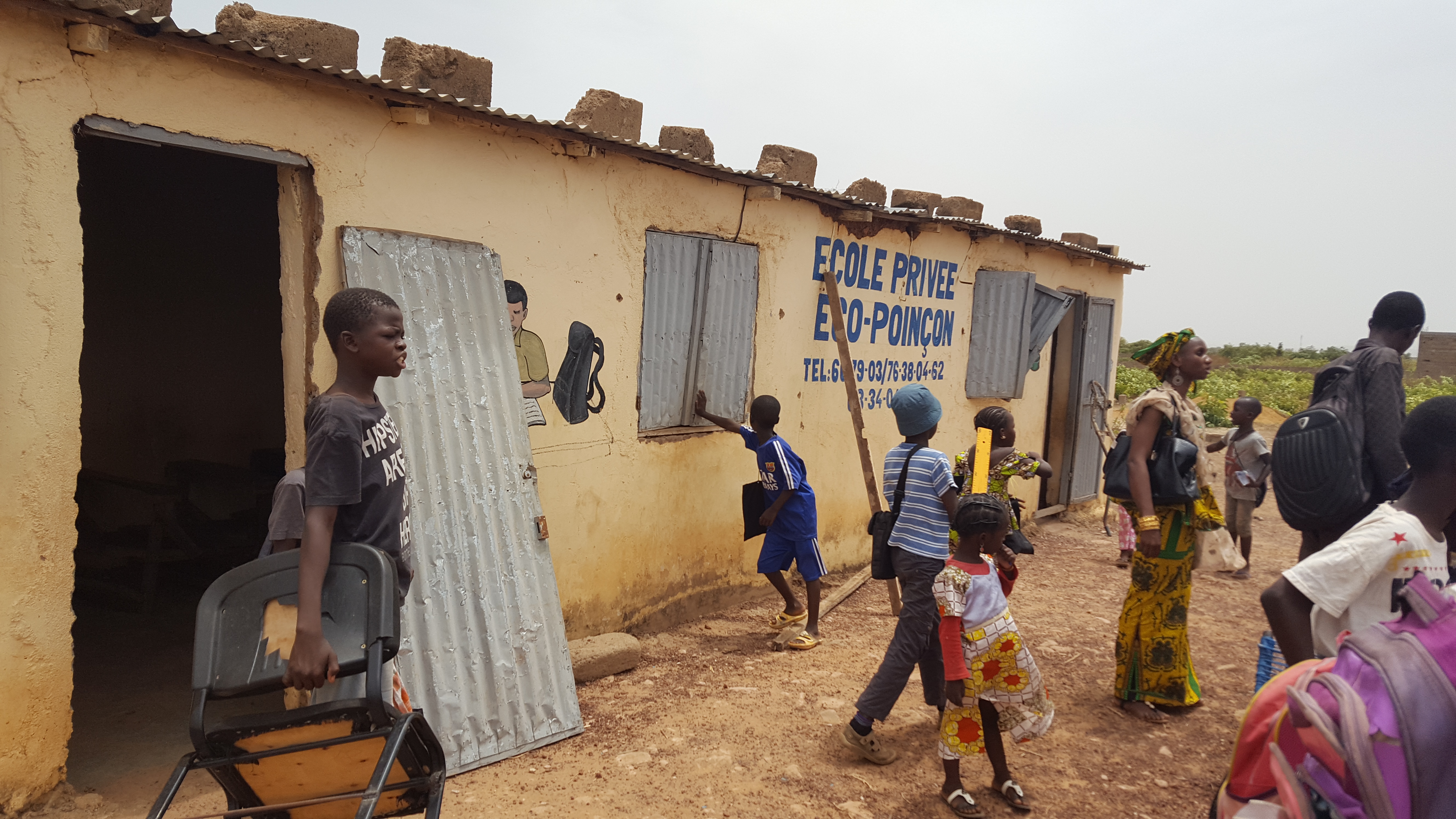 Luscita degli alunni e dei maestri dalla scuola Poincon 1